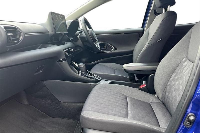 Used Toyota Yaris Hybrid Design 116 HP (85 kW) 2024 Blue Hatchback