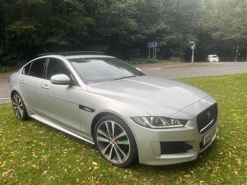 Usado Jaguar XE R-Sport 180 HP (132 kW) 2018 Prateado Sedan