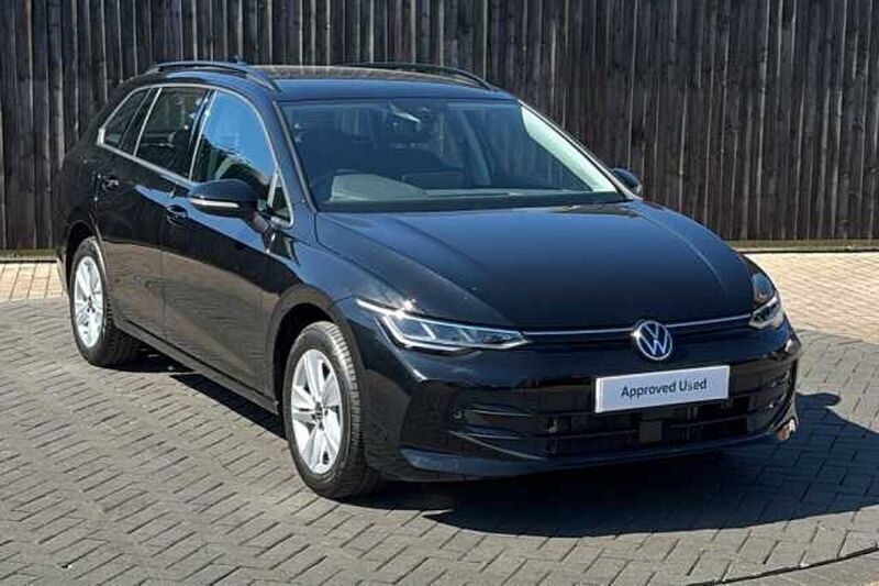 Used 2024 VW Golf VIII Life | £21,099 (Good price) - Image 1/4
