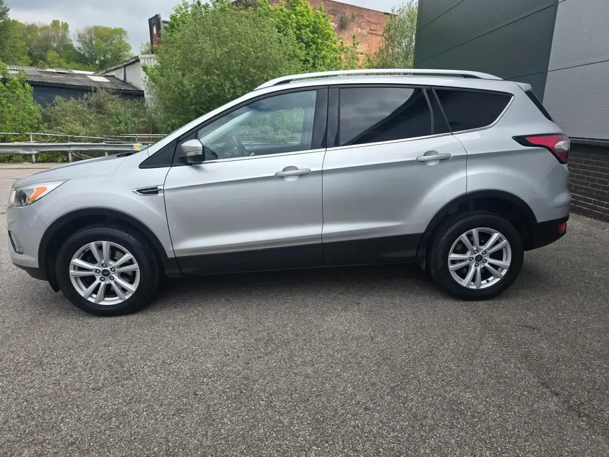 Usado Ford Kuga Zetec 120 HP (88 kW) 2017 Prateado SUV