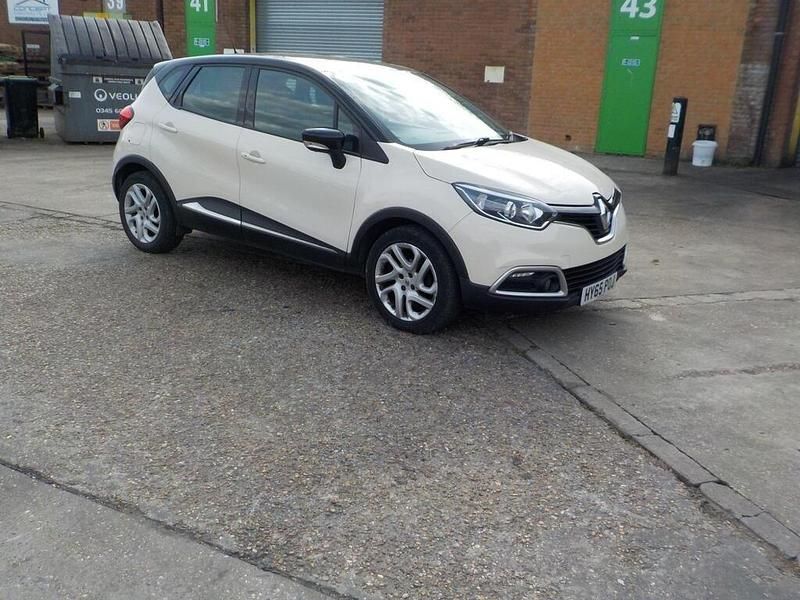Used Renault Captur Dynamique 90 HP (66 kW) 2015 Cream SUV