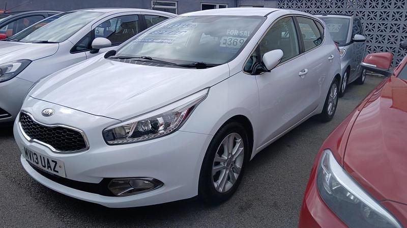 Begagnad Kia Ceed 2013 Vit Halvkombi