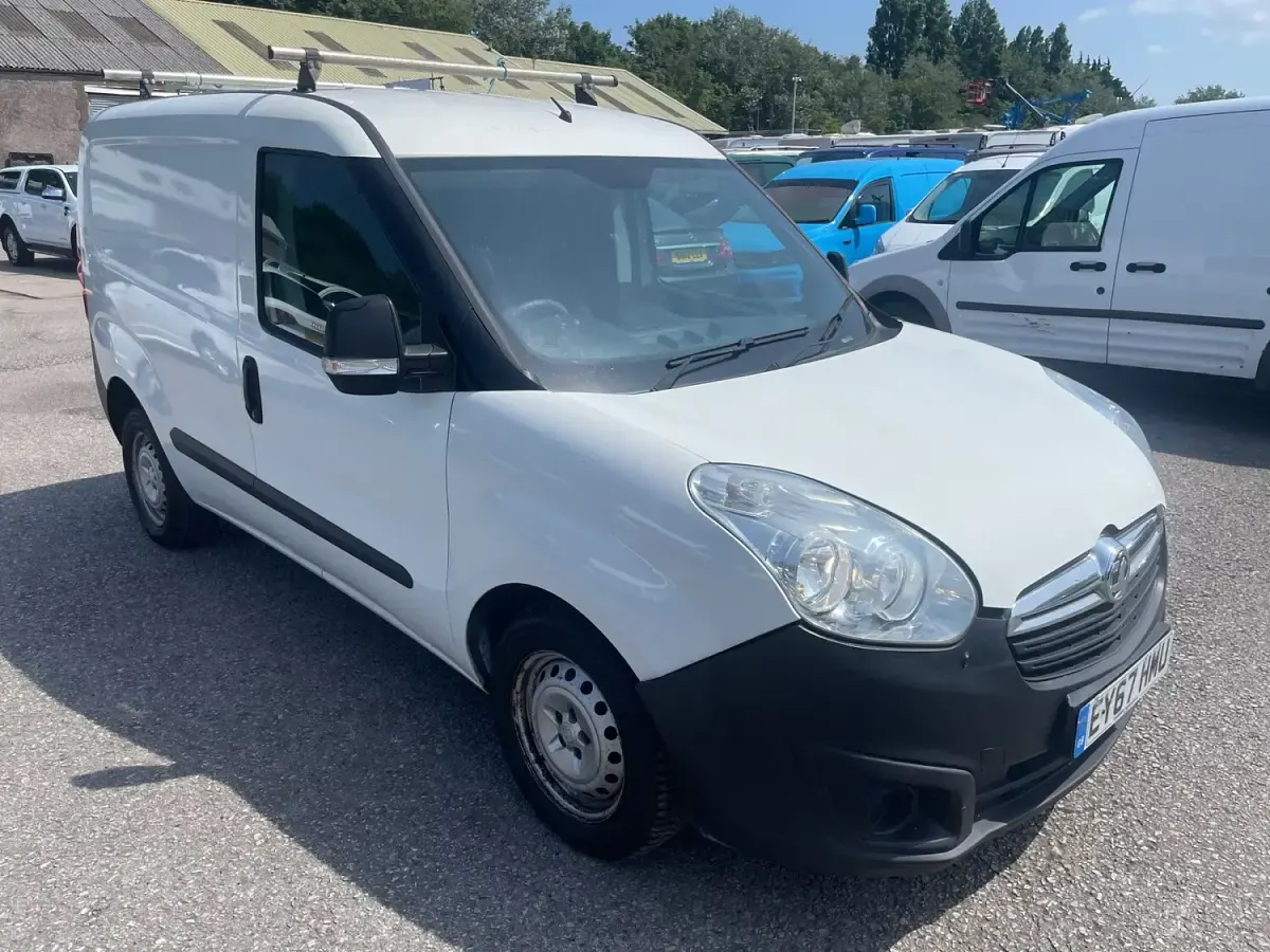 Used Vauxhall Combo 95 HP (69 kW) 2017 White MPV