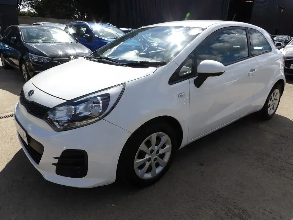 Used Kia Rio 84 HP (61 kW) 2016 White Hatchback
