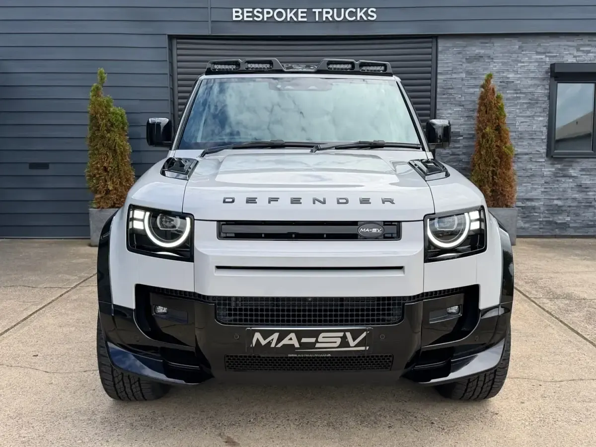 Uusi Land Rover Defender S 2026 Harmaa Katumaasturi