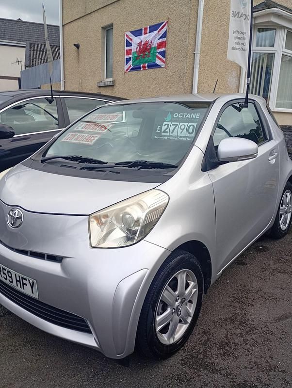 Silver Used 2009 Toyota iQ Hatchback | £2,790 (Fair price) - Image 1/4