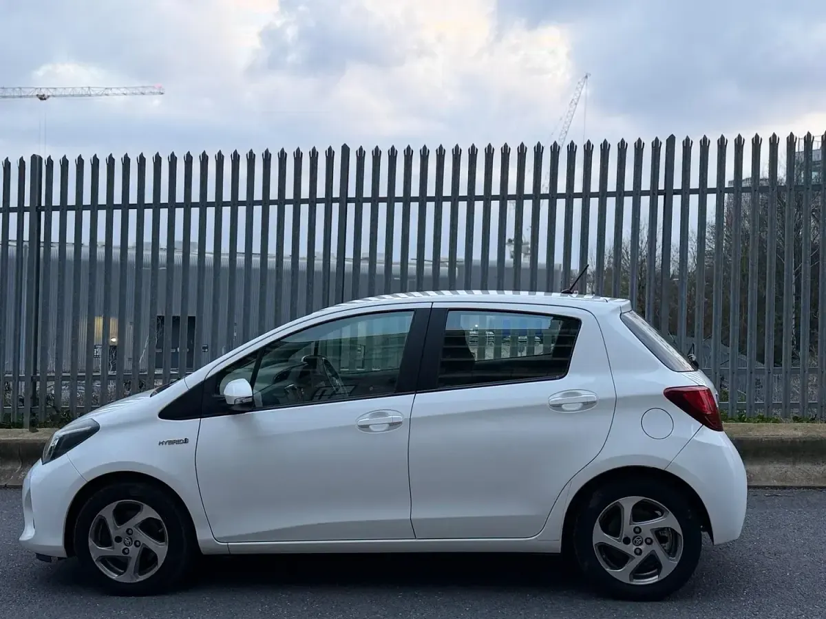 Used Toyota Yaris Hybrid 2015 White Hatchback