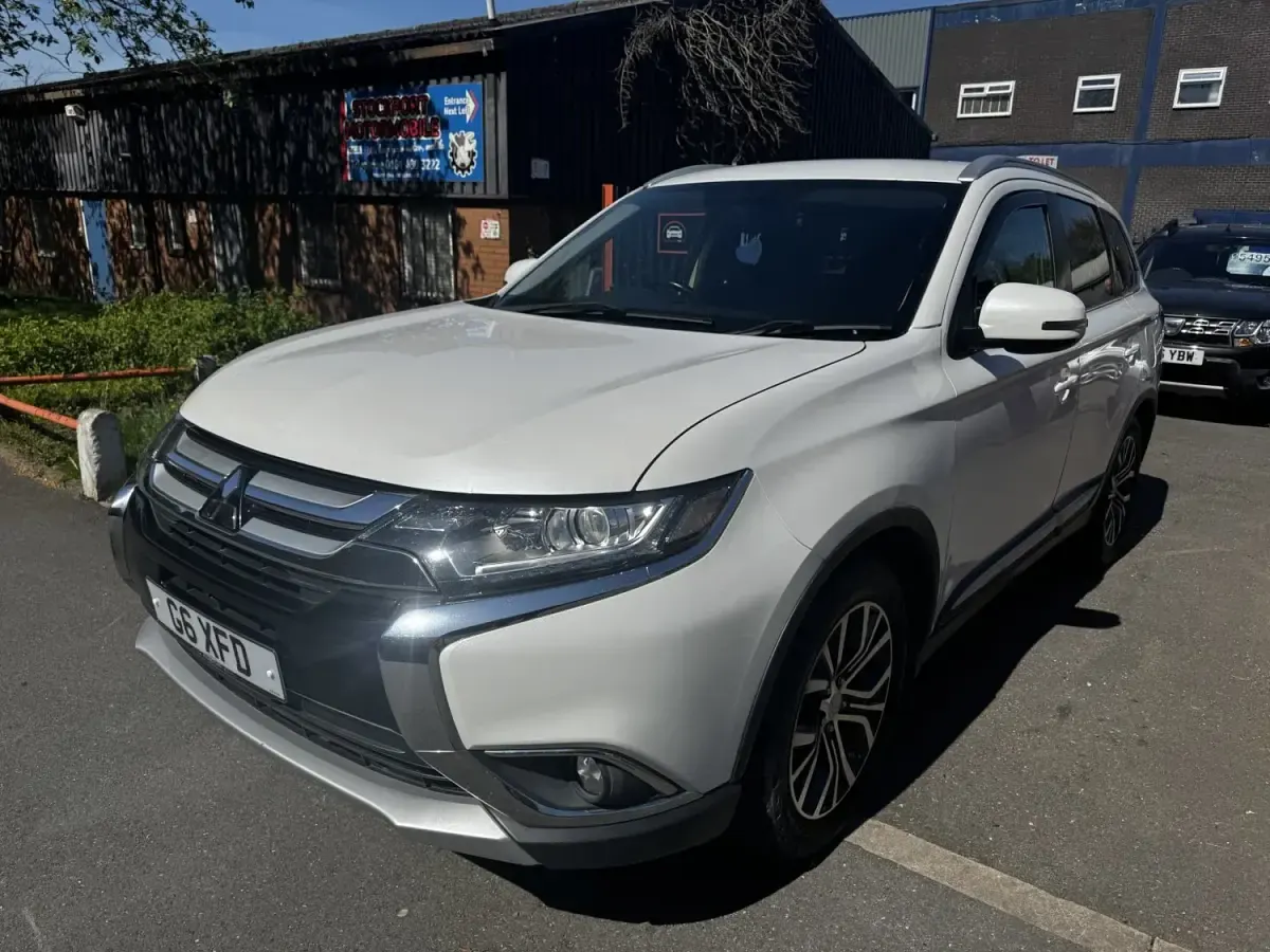 Usado Mitsubishi Outlander 150 HP (110 kW) 2016 Branco SUV