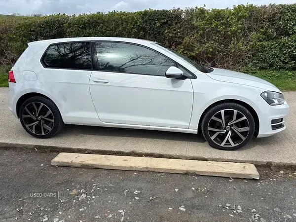 Usado VW Golf VII Match 110 HP (80 kW) 2015 Branco Citadino