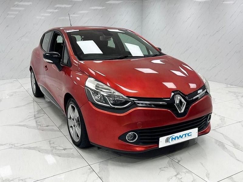 Used Renault Clio IV Dynamique 90 HP (66 kW) 2015 Red Hatchback