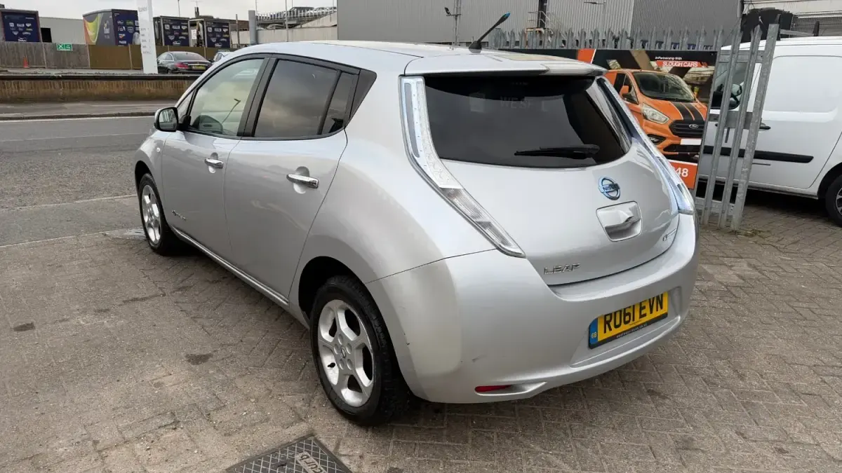 Second-hand Nissan Leaf 80 kW (109 CP) 2011 Argintiu Hatchback