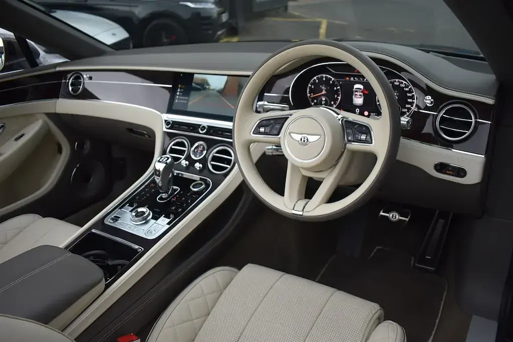 Begagnad Bentley Continental 550 HK (404 kW) 2021 Grå Cab