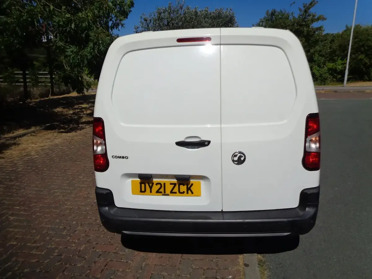 Used Vauxhall Combo 100 HP (73 kW) 2021 White MPV