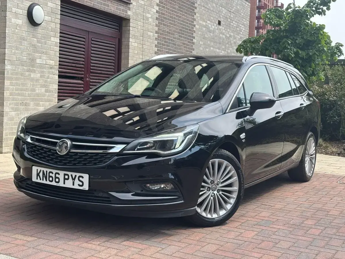 Usado Vauxhall Astra Elite 150 CV (110 kW) 2016 Negro Familiar