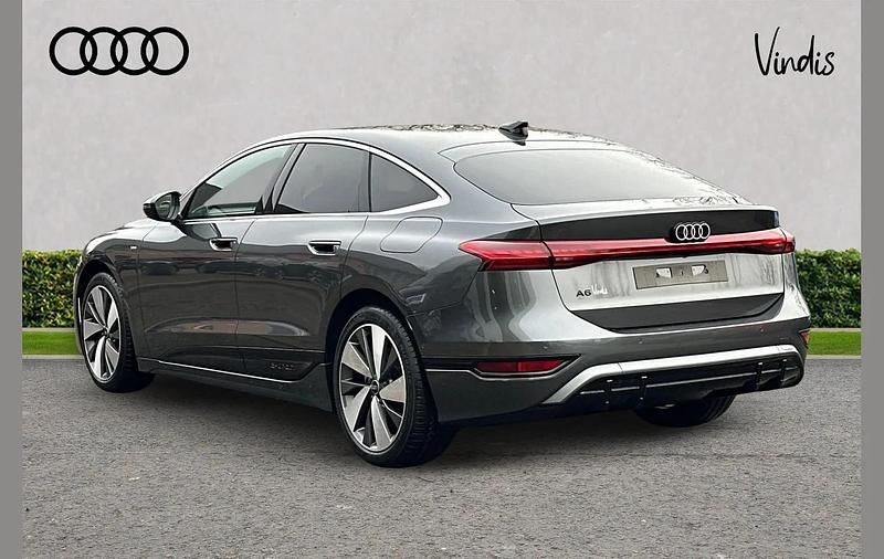 Usado Audi A6 e-tron S-Line 206 kW (281 HP) 2026 Cinzento Citadino