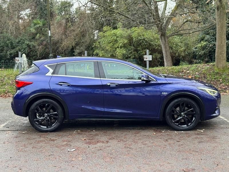 Used Infiniti Q30 Premium 170 HP (125 kW) 2016 Blue Hatchback