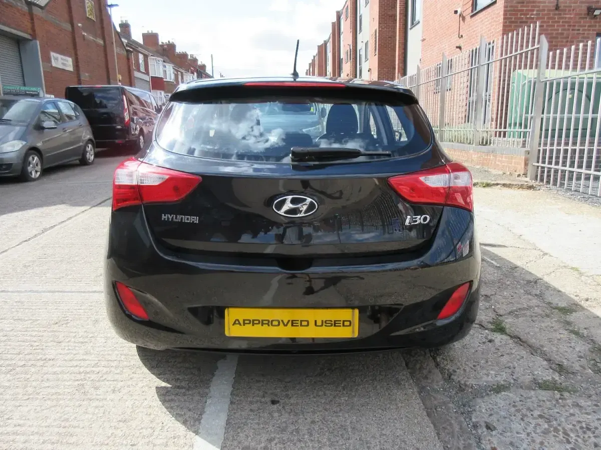 Used Hyundai i30 SE 108 HP (79 kW) 2015 Black Hatchback