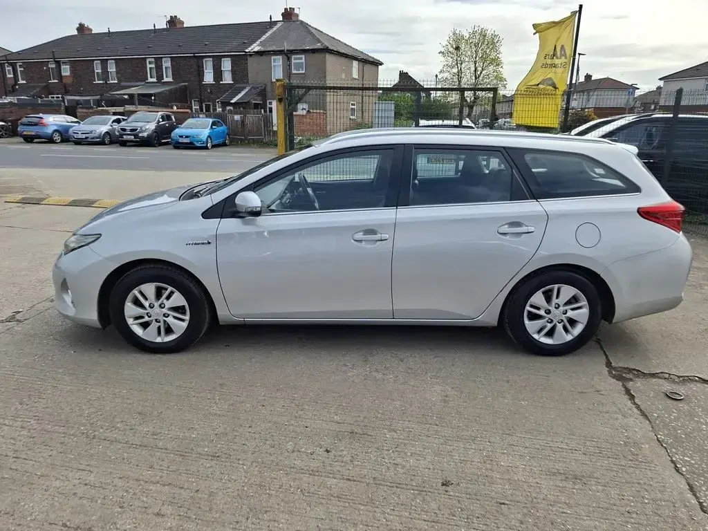 Used Toyota Auris Hybrid 136 HP (100 kW) 2013 Silver Estate