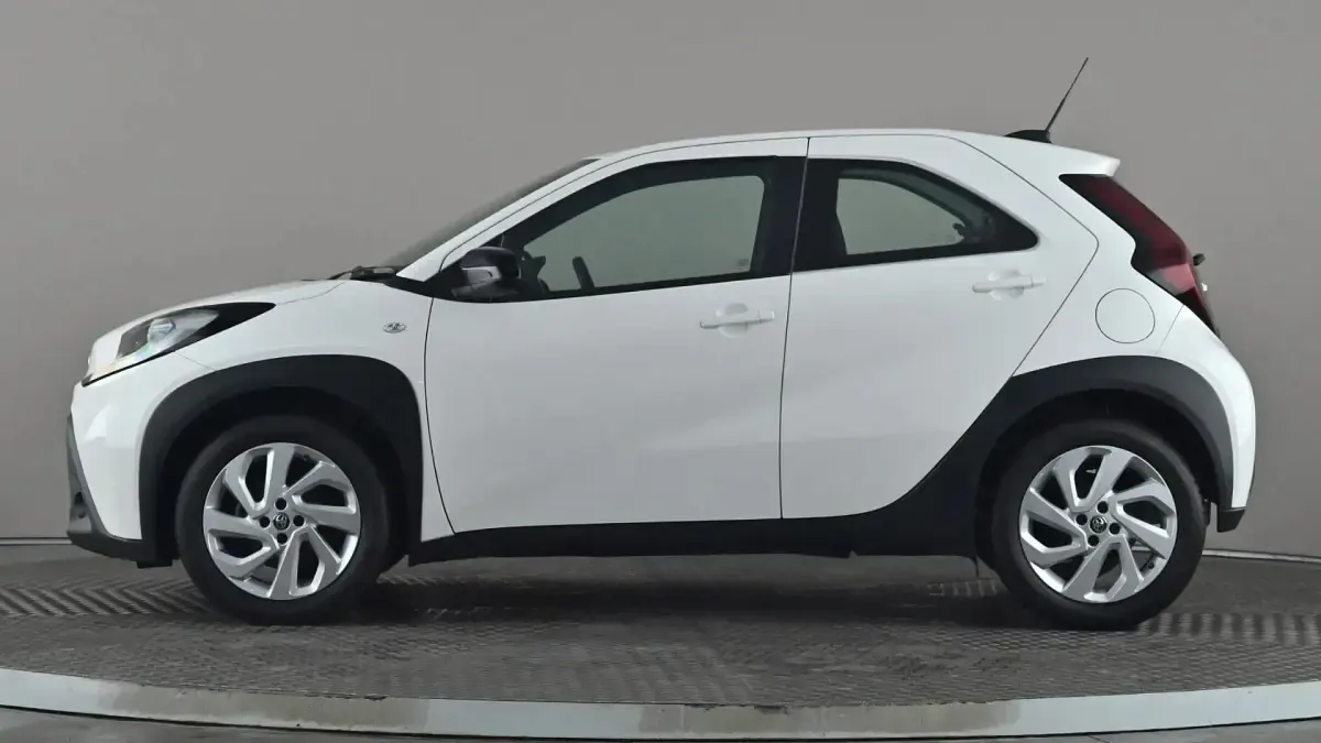 Used Toyota Aygo X PURE 72 HP (52 kW) 2024 White SUV