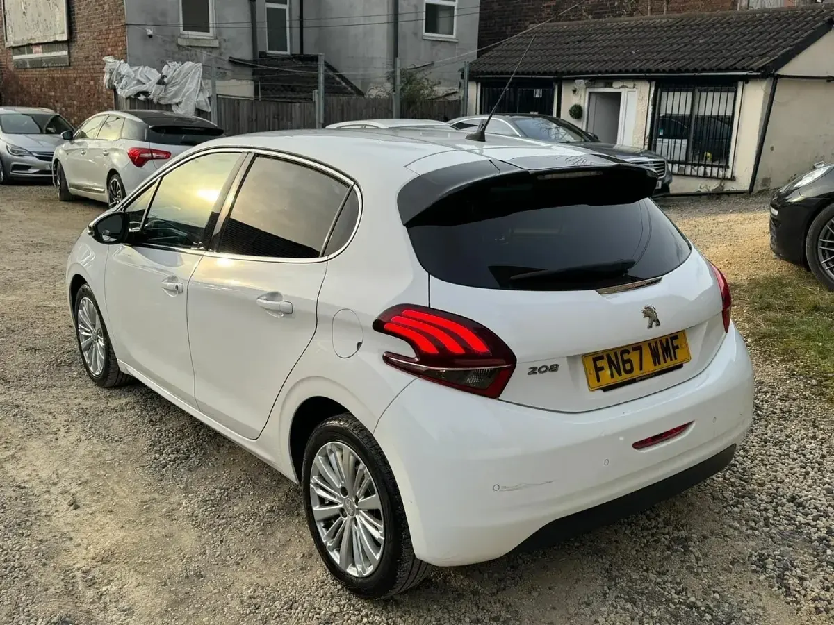 Used Peugeot 208 Allure 2017 White Hatchback