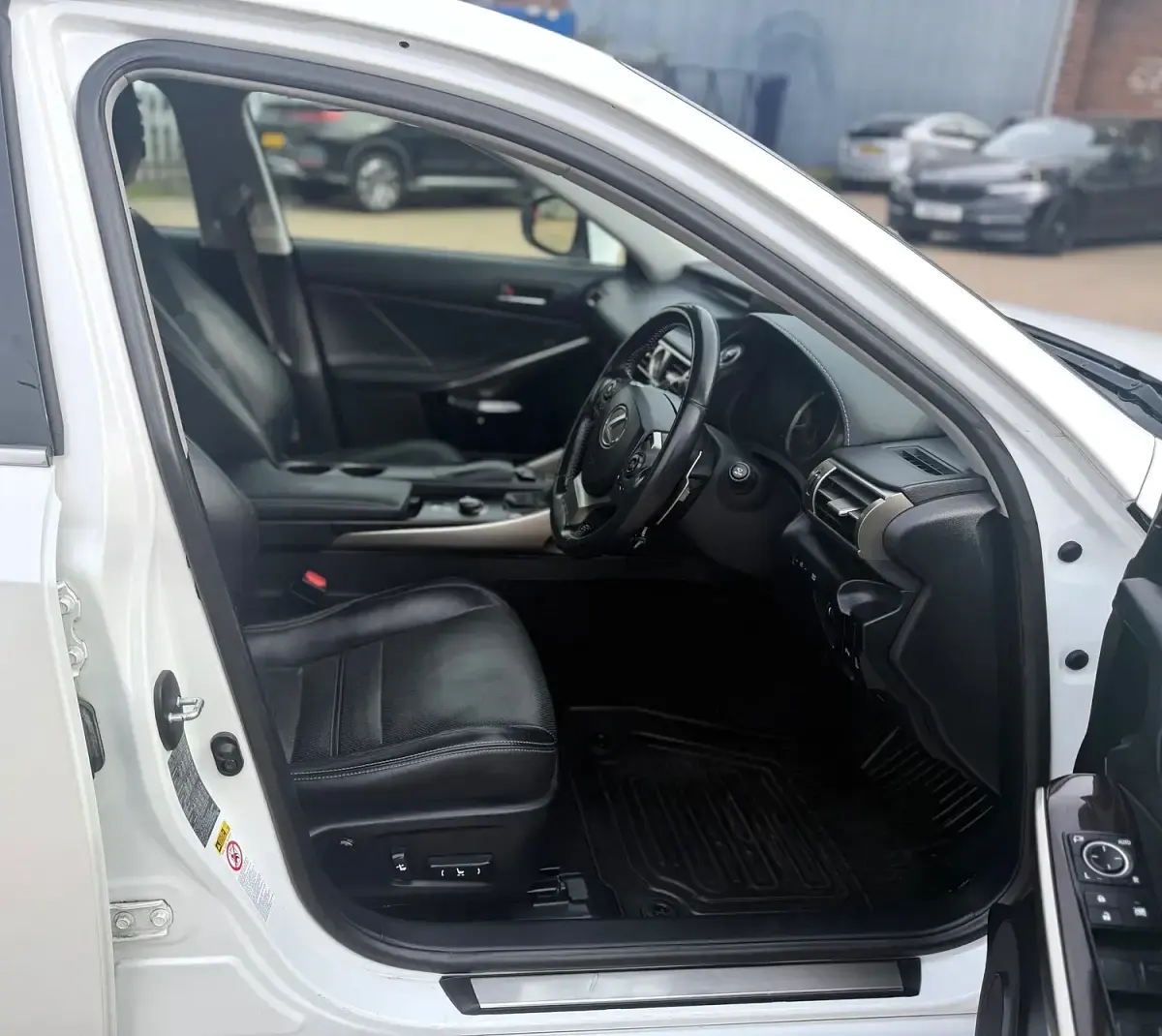 Used Lexus IS300h 223 HP (164 kW) 2014 White Sedan