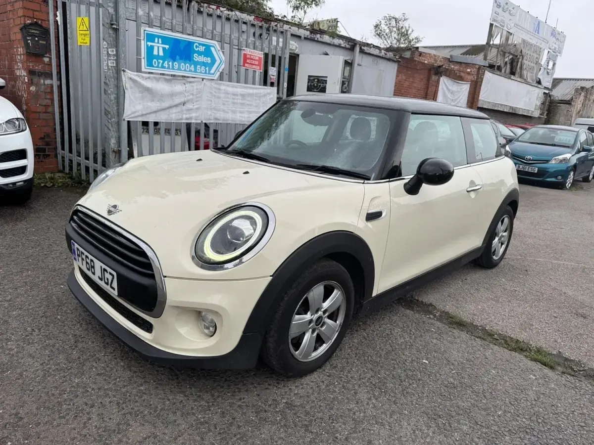 Used Mini Cooper Classic 2018 White Hatchback