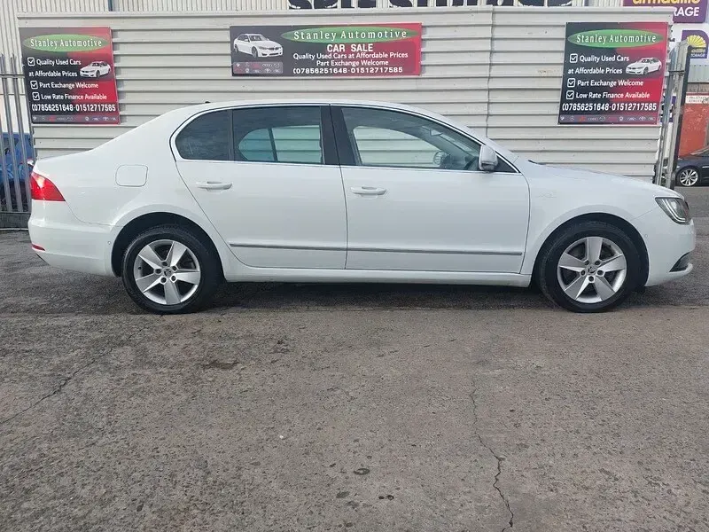 Used Skoda Superb LAURIN & KLEMENT 140 HP (102 kW) 2014 White Hatchback