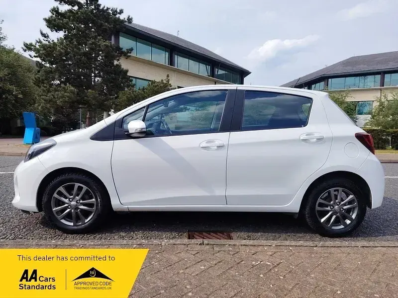 Używany Toyota Yaris 99 KM (72 kW) 2015 Biały Hatchback