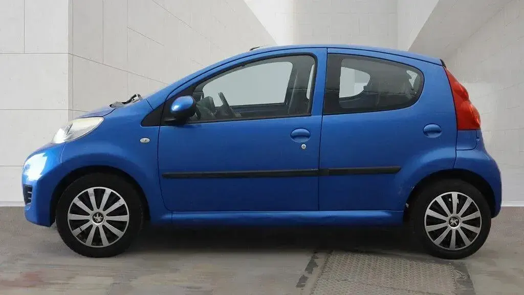 Used Peugeot 107 68 HP (50 kW) 2009 Blue Hatchback