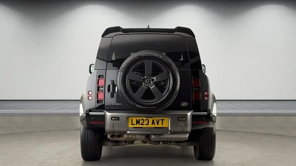 Begagnad Land Rover Defender HSE Dynamic 250 HK (183 kW) 2023 Grå SUV