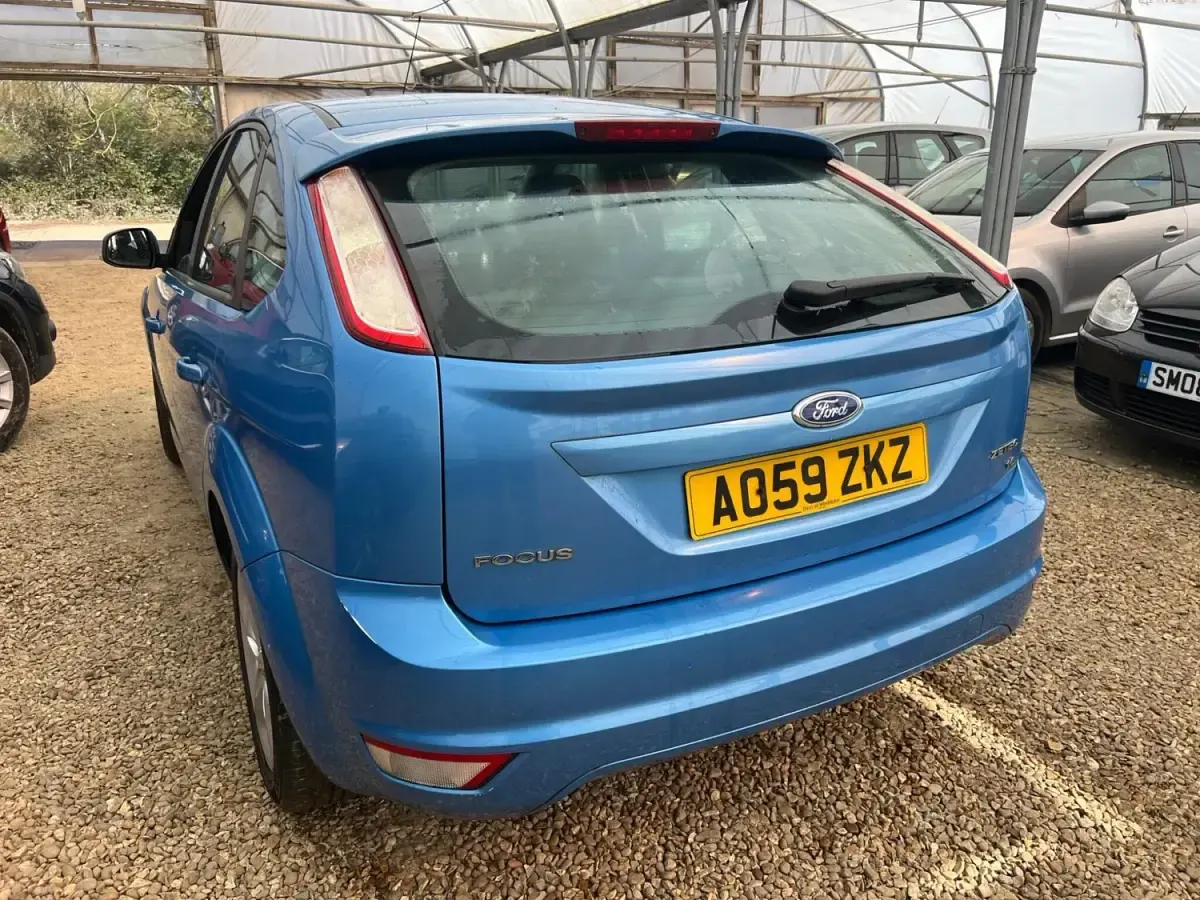 Używany Ford Focus Zetec 99 KM (72 kW) 2009 Niebieski Hatchback