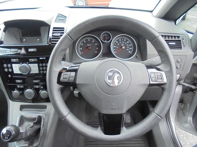 Used Vauxhall Zafira 120 HP (88 kW) 2014 Silver MPV