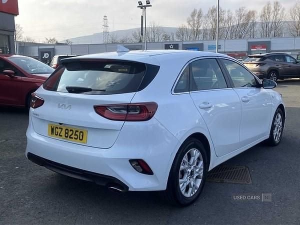 Used Kia Ceed 2022 White Hatchback