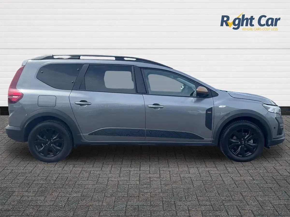 Used Dacia Jogger Extreme 141 HP (103 kW) 2025 Grey MPV