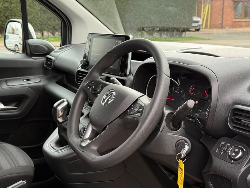 Used Vauxhall Combo S 100 HP (73 kW) 2020 White MPV