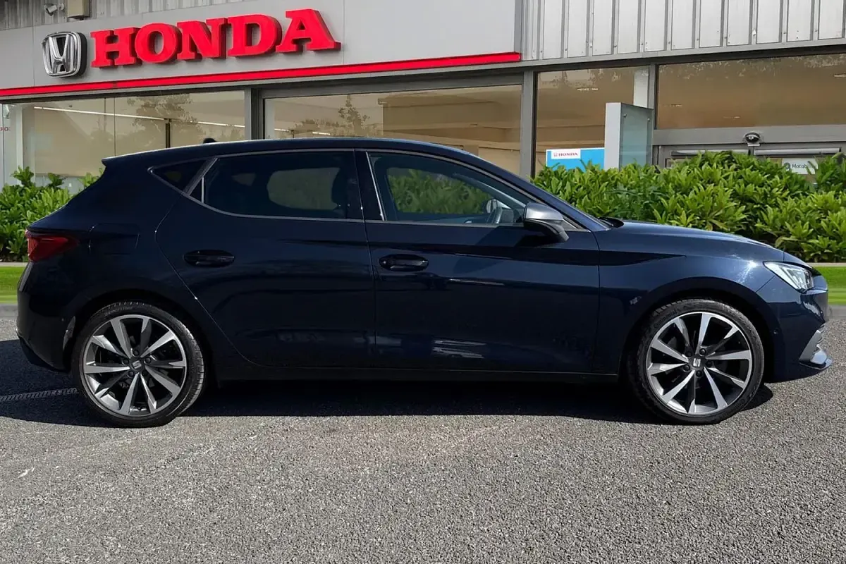 Begagnad Seat Leon FR Sport 2022 Blå Halvkombi