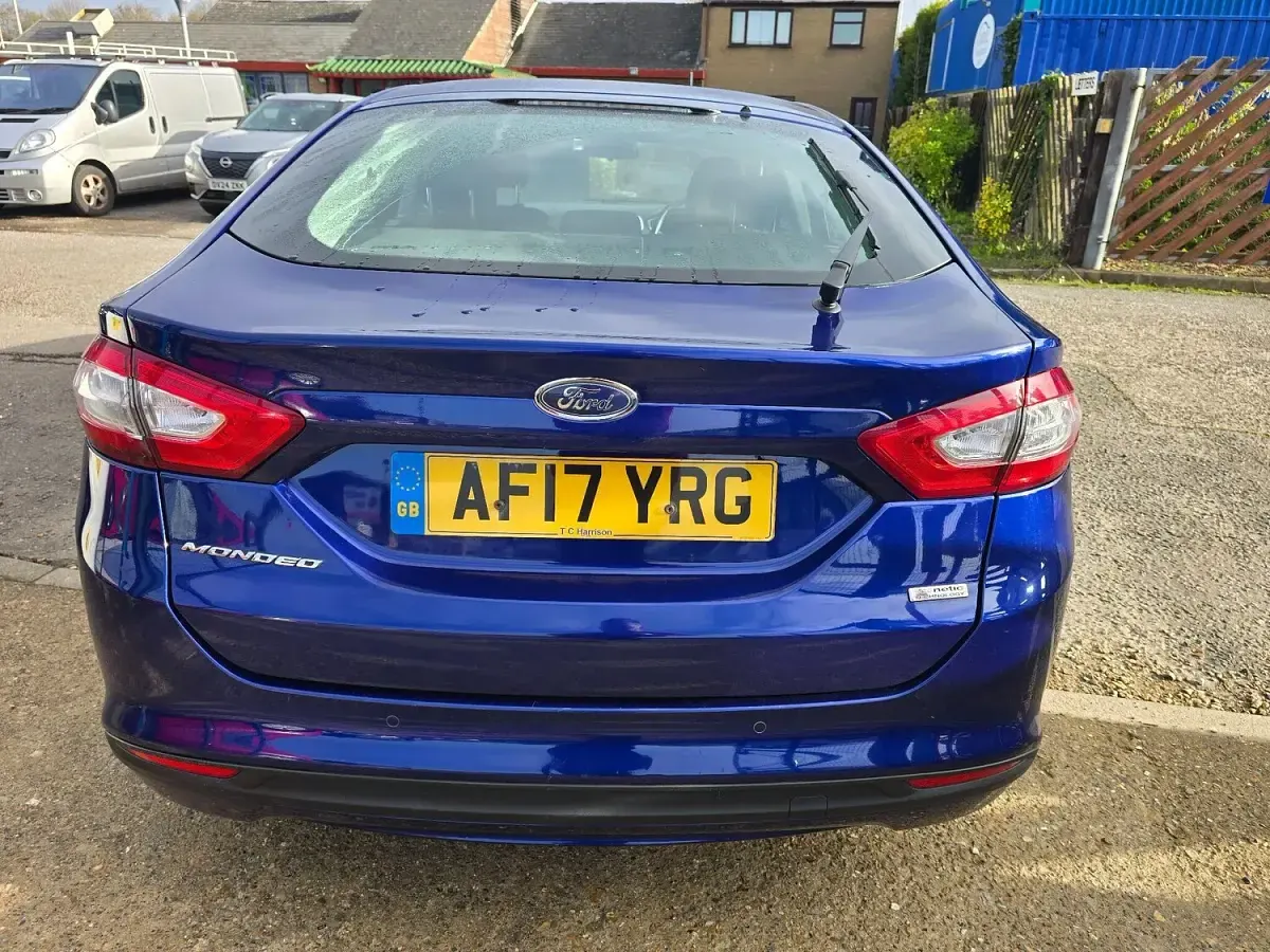 Used Ford Mondeo Zetec 120 HP (88 kW) 2017 Blue Hatchback