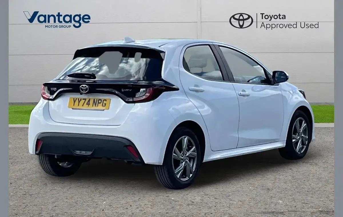 Used Toyota Yaris 113 HP (83 kW) 2024 White Hatchback