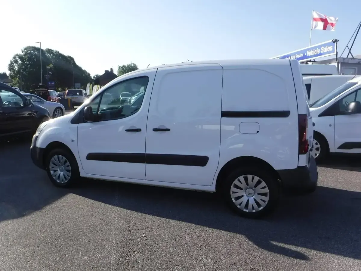 Used Citroën Berlingo 100 HP (73 kW) 2017 White MPV