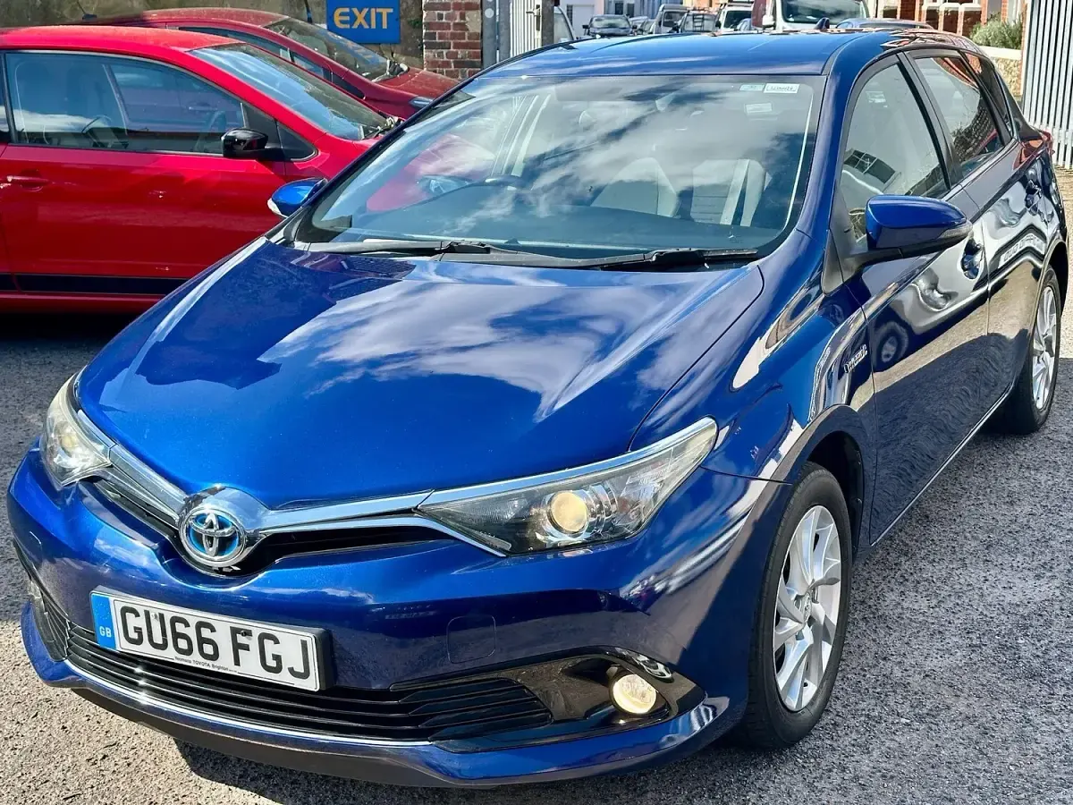 Used Toyota Auris Hybrid 2016 Blue Hatchback
