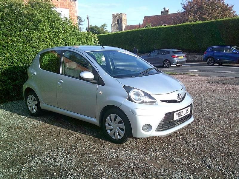 Begagnad Toyota Aygo 68 HK (50 kW) 2012 Silver Halvkombi
