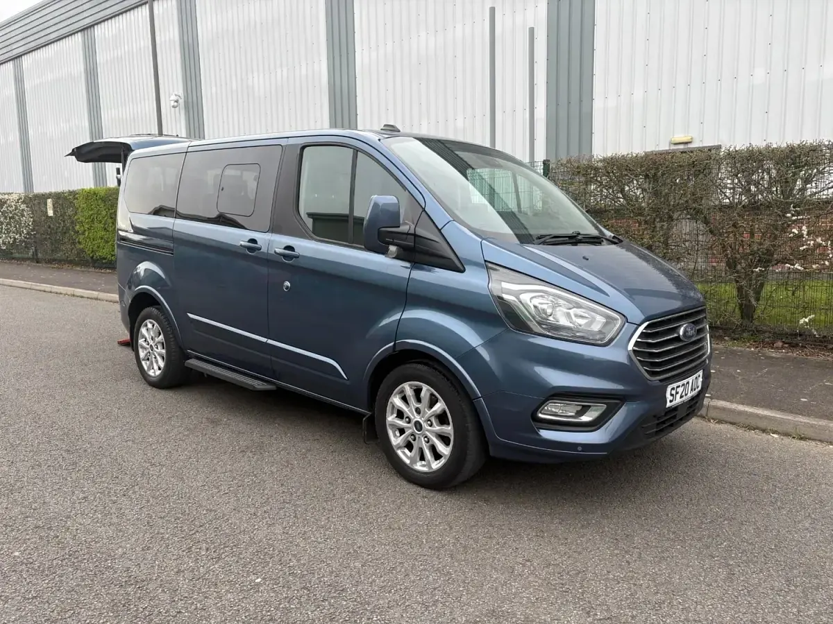 Begagnad Ford Tourneo Titanium 130 HK (95 kW) 2020 Blå Minibuss