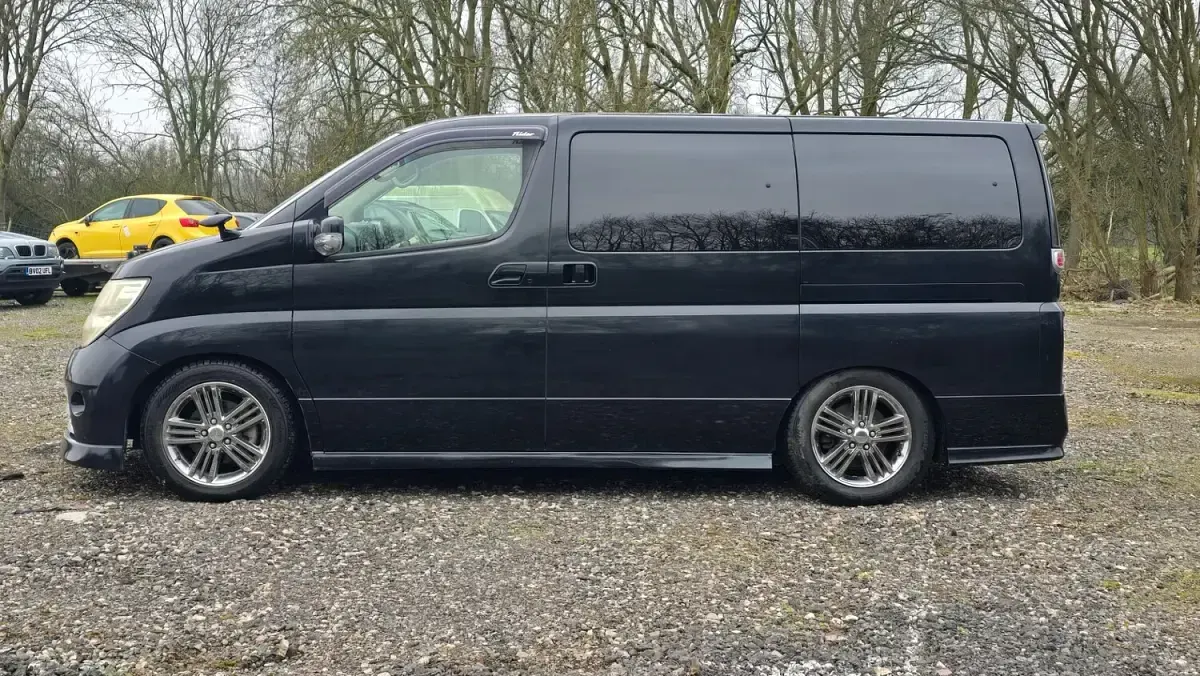 Usado Nissan Elgrand 2022 Negro Monovolumen