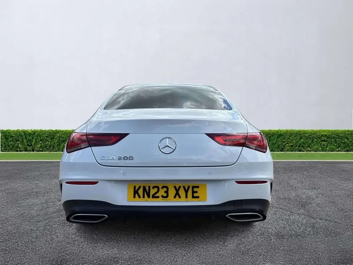 Begagnad Mercedes CLA200 Executive 2023 Vit Sportkupé