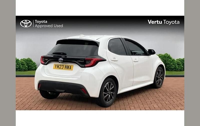 Used Toyota Yaris Hybrid Design 116 HP (85 kW) 2023 White Hatchback