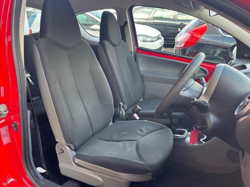 Begagnad Toyota Aygo 67 HK (49 kW) 2007 Röd Halvkombi