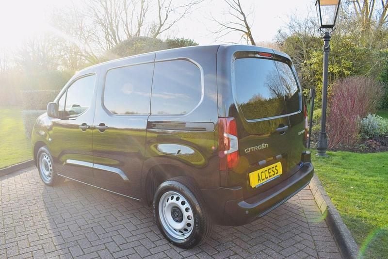 Used Citroën Berlingo 100 HP (73 kW) 2024 Black MPV