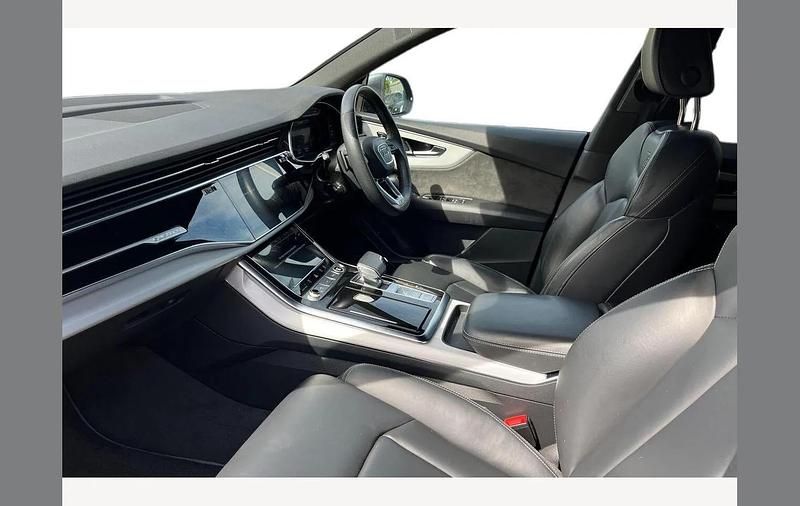 Begagnad Audi Q8 S-Line 340 HK (250 kW) 2023 Grå SUV