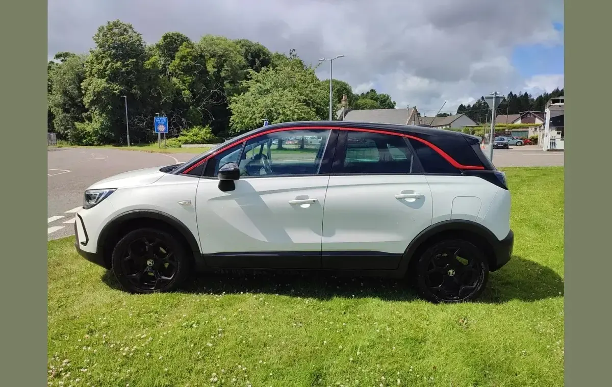Used Vauxhall Crossland GS Line 108 HP (79 kW) 2022 White SUV