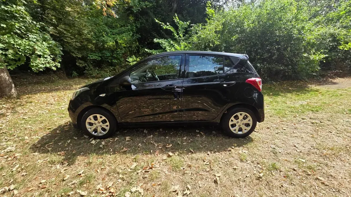 Used Hyundai i10 67 HP (49 kW) 2015 Black Hatchback